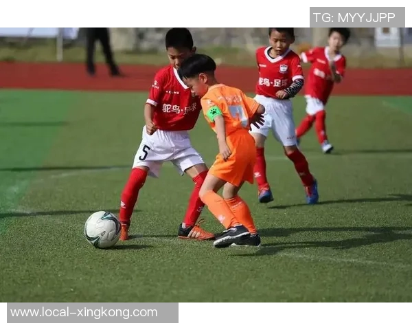 足球明星发型设计师揭秘如何打造球场风格与时尚的完美结合 足球明星发型设计师揭秘如何打造球场风格与时尚的完美结合